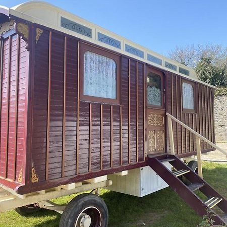 Vintage Showman'S Wagon For Two Close To Beach Plymouth Buitenkant foto
