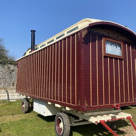 Vintage Showman'S Wagon For Two Close To Beach Plymouth Buitenkant foto